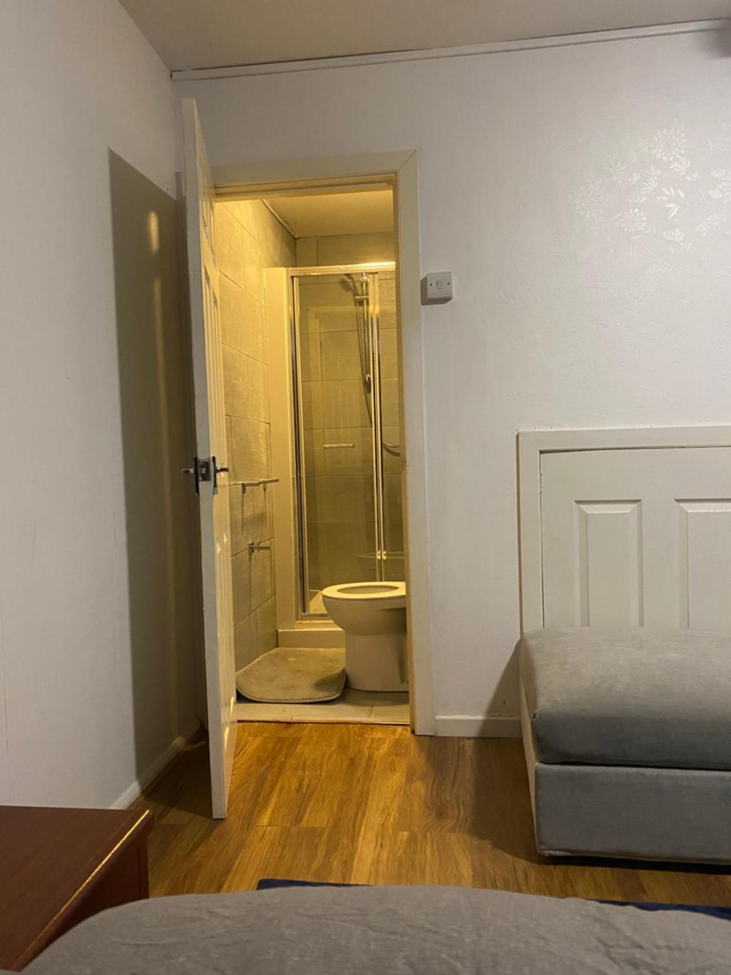 Double En-Suite Rooms Nevendon 外观 照片